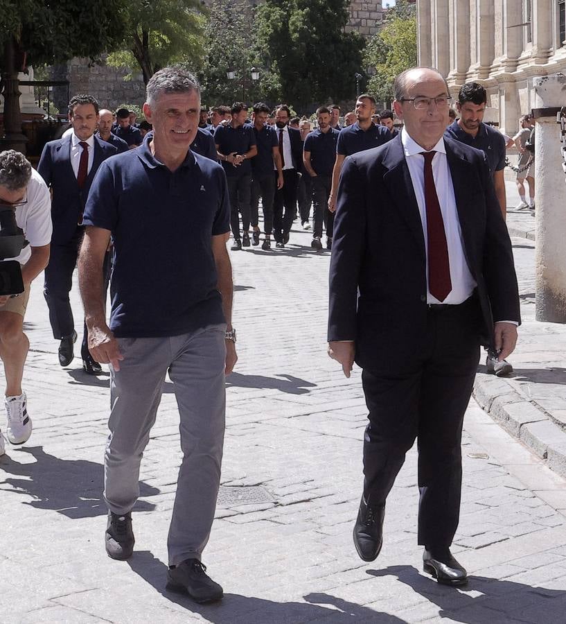 Ofrenda floral del Sevilla FC a la Virgen de los Reyes en la Catedral