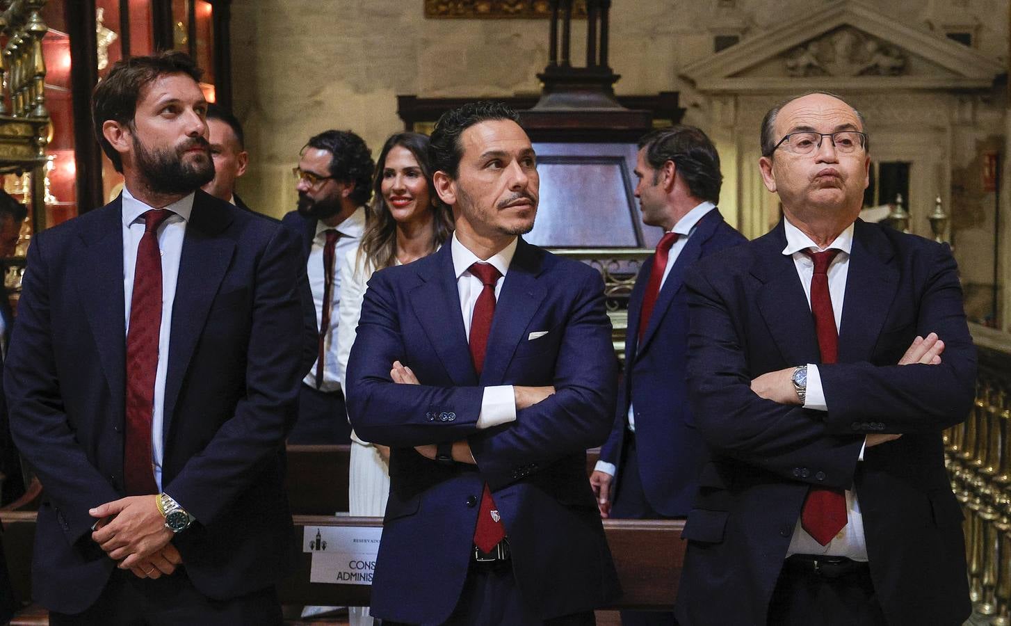 Ofrenda floral del Sevilla FC a la Virgen de los Reyes en la Catedral