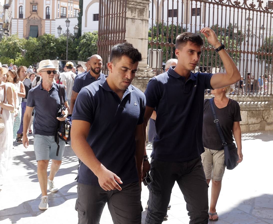 Ofrenda floral del Sevilla FC a la Virgen de los Reyes en la Catedral