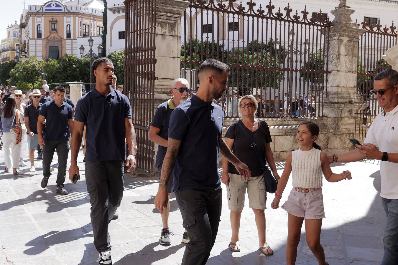 Ofrenda floral del Sevilla FC a la Virgen de los Reyes en la Catedral