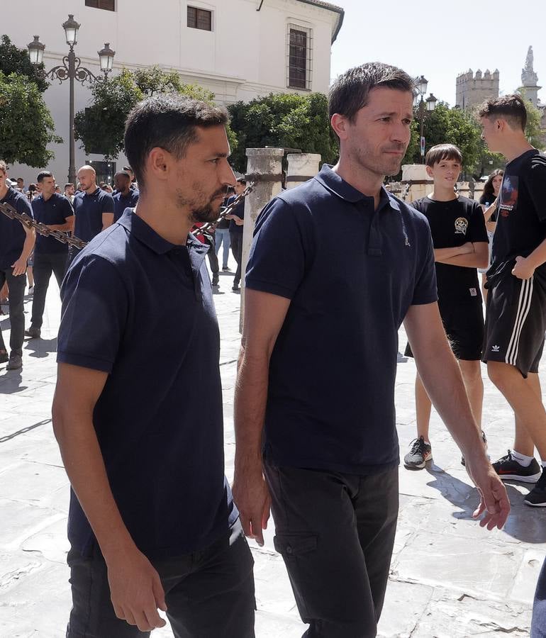 Ofrenda floral del Sevilla FC a la Virgen de los Reyes en la Catedral
