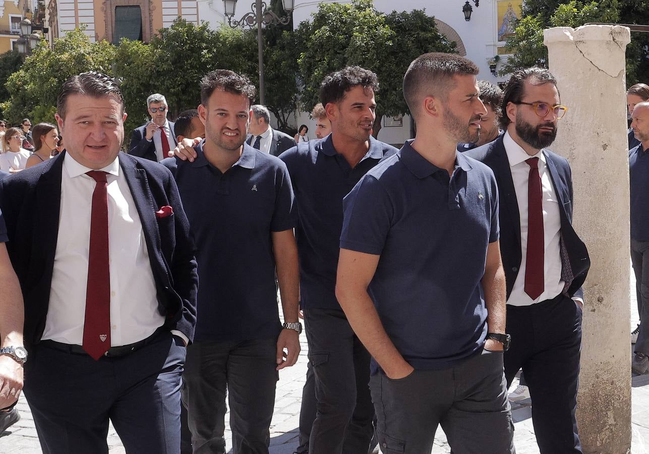 Ofrenda floral del Sevilla FC a la Virgen de los Reyes en la Catedral