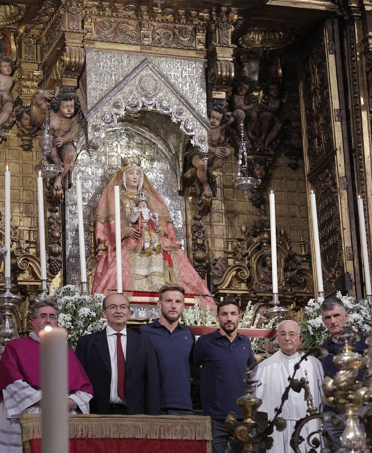 Ofrenda floral del Sevilla FC a la Virgen de los Reyes en la Catedral
