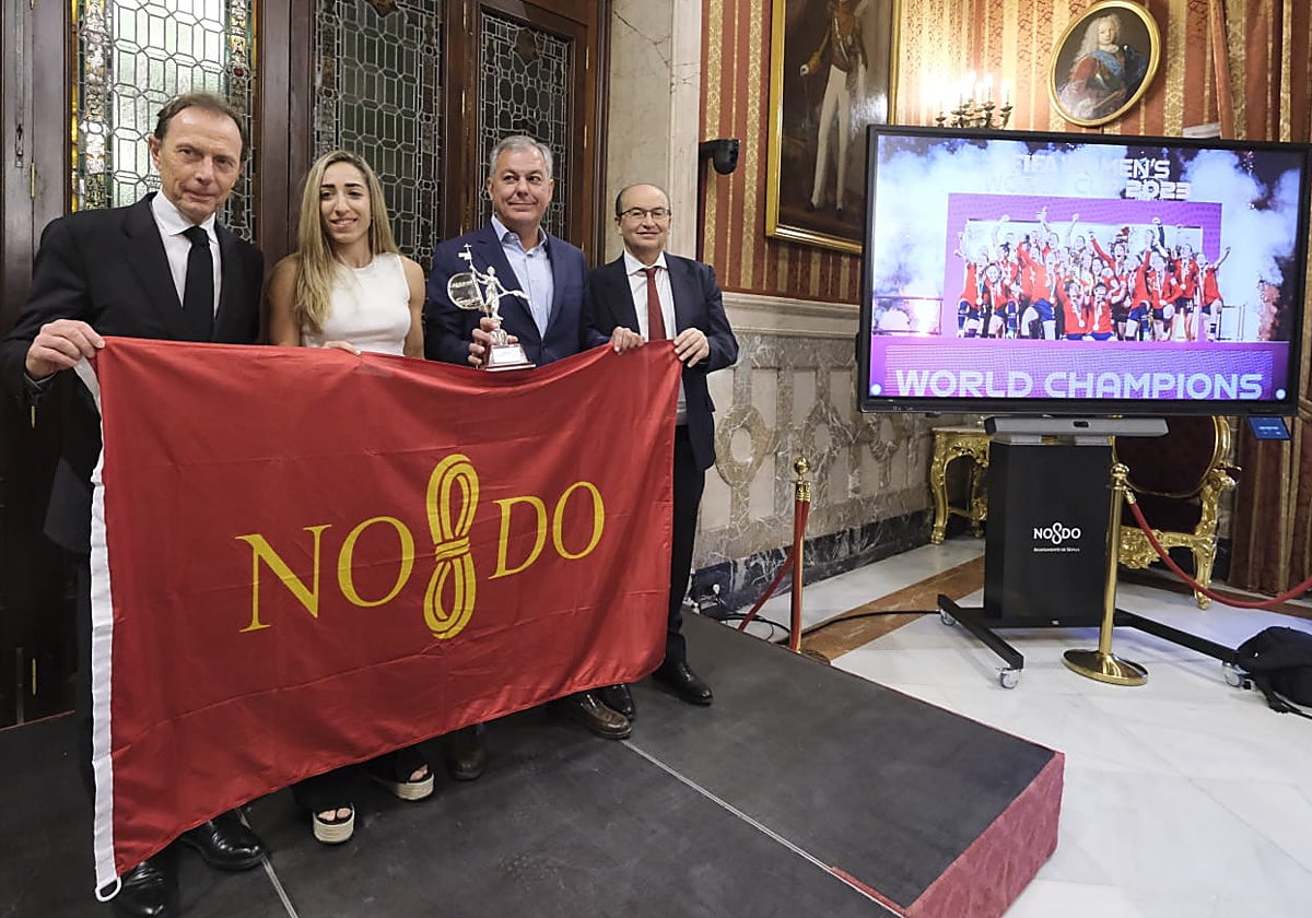 La campeona del mundo Olga Carmona junto al alcalde de Sevilla, José Luis Sanz, el presidente del Sevilla, José Castro, y el director de relaciones institucionales del Real Madrid, Emilio Butragueño