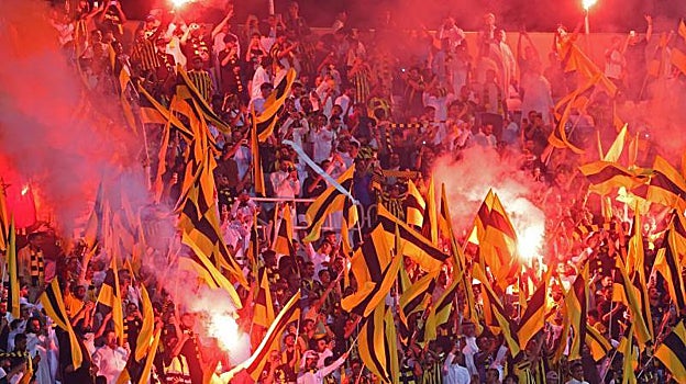 Hinchas del Al Ittihad, el equipo de Benzema