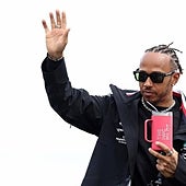 Hamilton renueva con Mercedes: pilotará hasta los 40 años