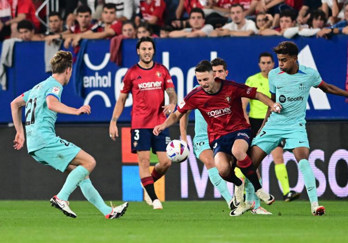 De Jong y Lamine Yamal pugnan con Raúl por la pelota