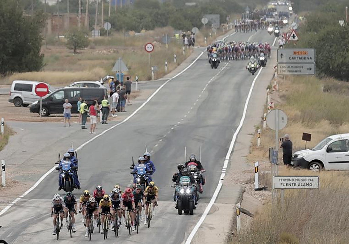 El grupo de favoritos, escapado de un pelotón partido en abanicos