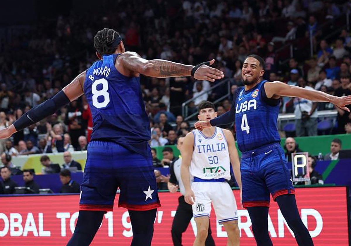 Paolo Banchero y Tyrese Haliburton celebran durante el Italia-EE.UU.