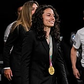 El Gobierno confunde a Ivana Andrés, capitana de las campeonas del mundo, con una influencer