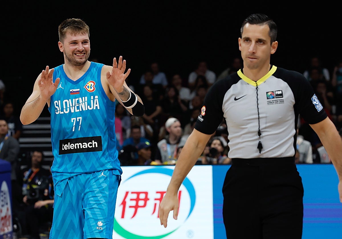 Doncic protesta a uno de los árbitros del partido