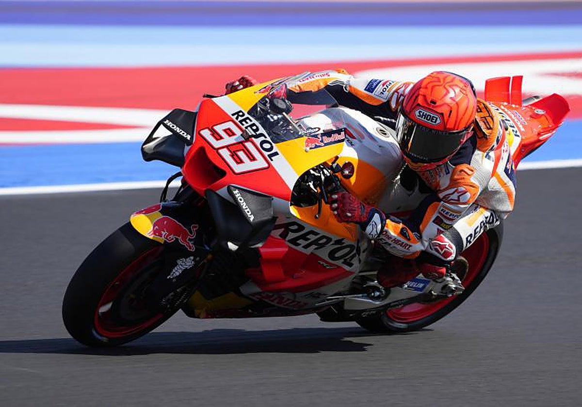 Marc Márquez pilota por el circuito de Misano