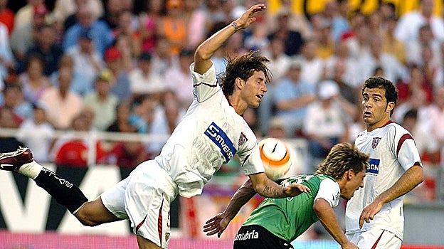 Sergio Ramos, en una jugada durante su último partido con el Sevilla FC, ante el Racing de Santander en la primera jornada de LaLiga 2005-06