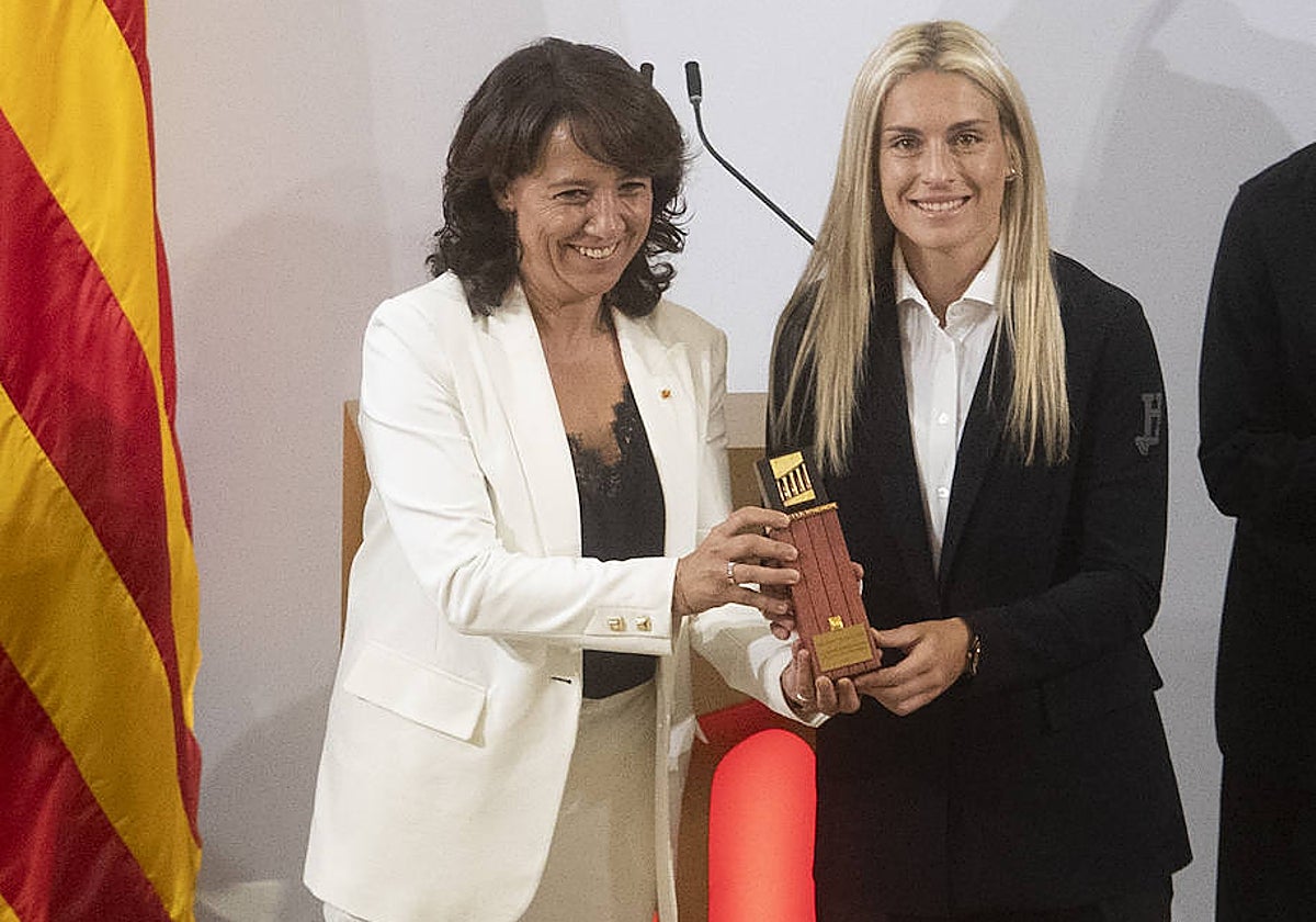 Alexia Putellas, junto a la presidenta del Parlament, Anna Erra, en el acto de entrega de la Medalla de Honor del Parlamento de Cataluña al equipo femenino del Barça