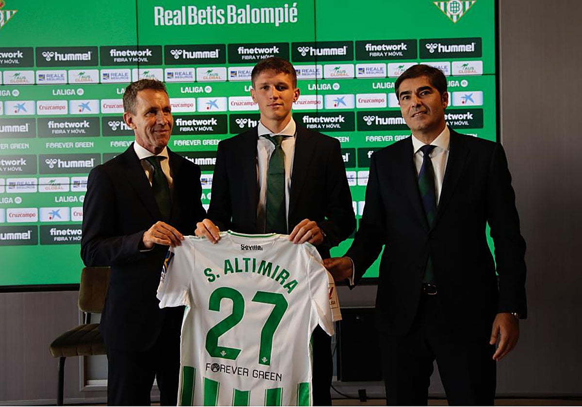 Ramón Planes, Sergi Altimira y Ángel Haro, en la presentación del futbolista
