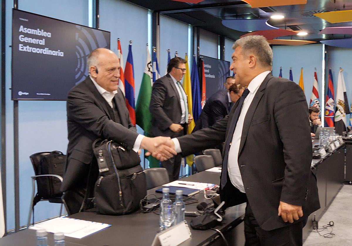 Tebas y Laporta, en una asamblea de LaLiga