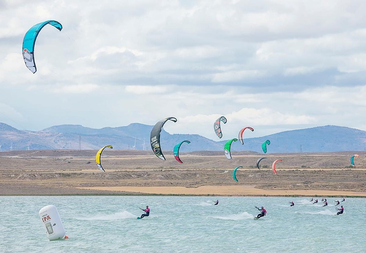 El Campeonato de Aragón de kitesurf vuelve a las playas de Luceni