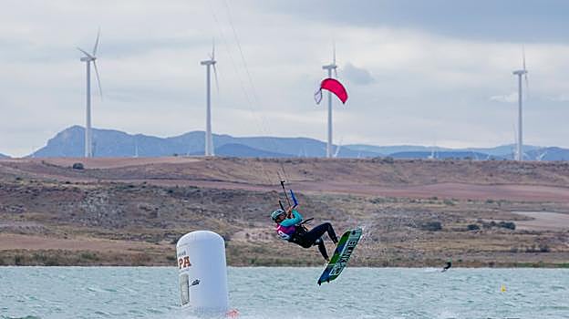 El Campeonato de Aragón de kitesurf vuelve a las playas de Luceni