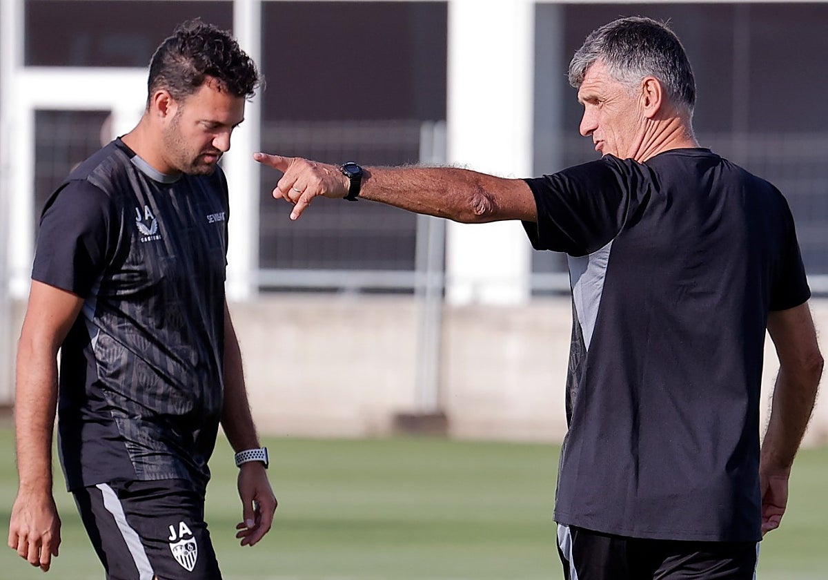 Mendilibar hace un gesto en un entrenamiento sevillista en la ciudad deportiva