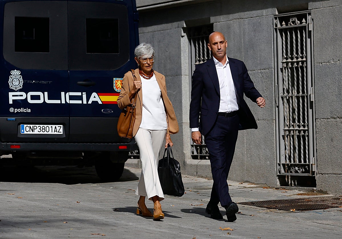 Rubiales llegó a la Audiencia Nacional con su abogada