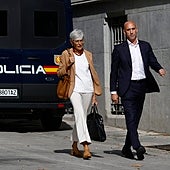 La Fiscalía pide al juez que prohíba a Rubiales acercarse a Hermoso y firme en el juzgado cada quince días