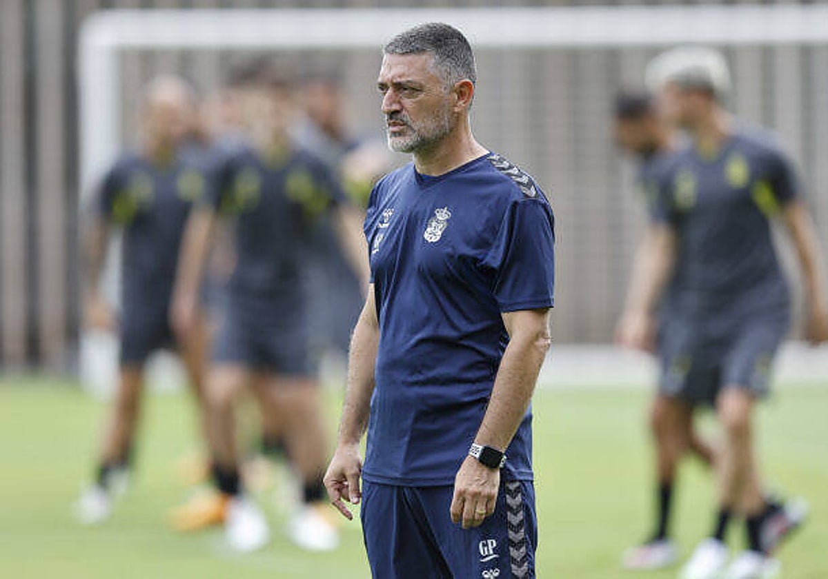 El técnico catalán Xavi García Pimienta durante un entrenamiento en Las Palmas