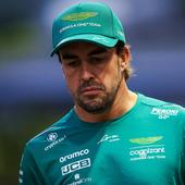 El enfado de Fernando Alonso en DAZN tras su desastroso resultado en Singapur: «Les despacha en 30 segundos»