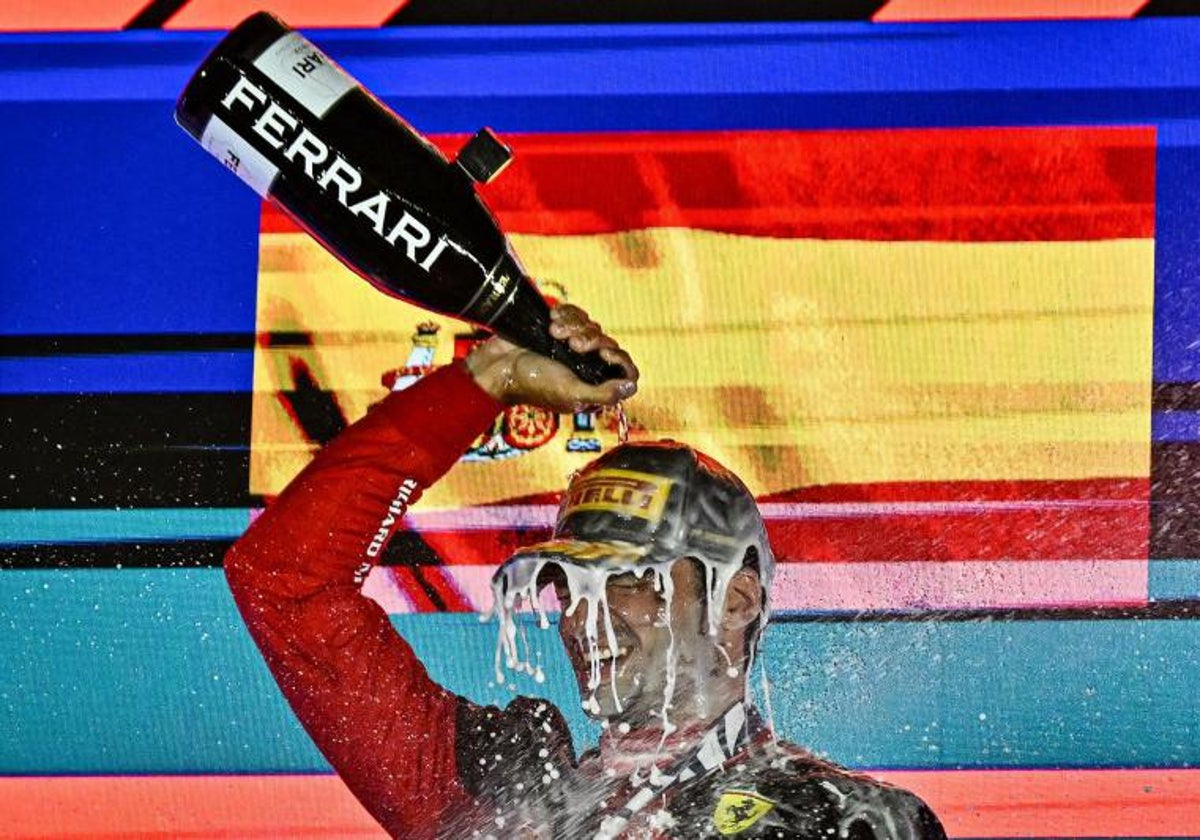 Carlos Sainz celebra su victoria en el podio