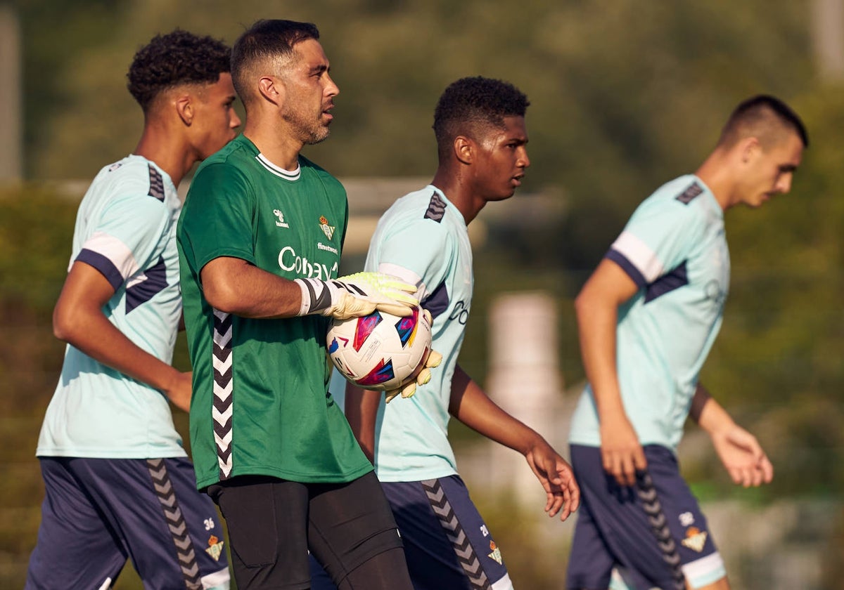 Bravo, durante un entrenamiento del Betis en este verano