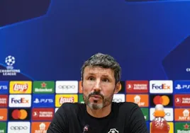 Van Bommel, el enemigo de Iniesta, amenaza al Barça