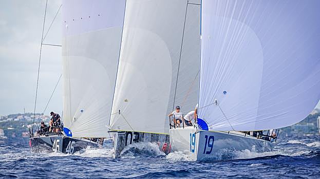 La flota voló en las popas