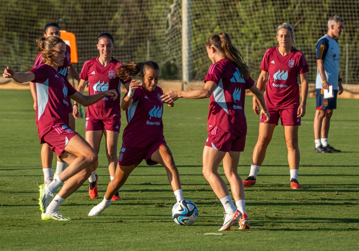 Las jugadoras de la selección, este miércoles en el entrenamiento en Oliva