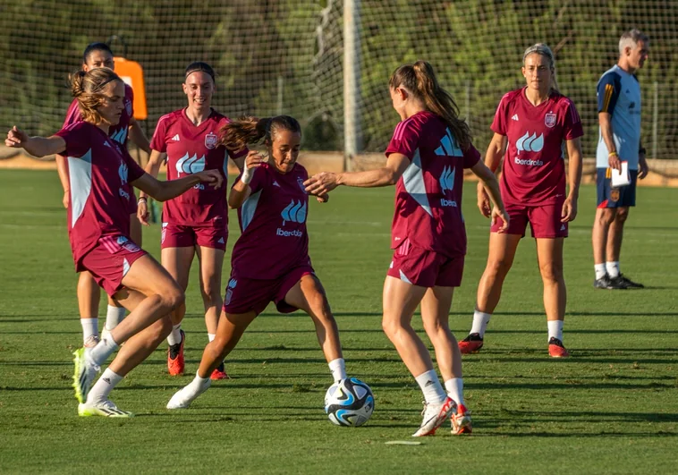 Las jugadoras de la selección, este miércoles en el entrenamiento en Oliva