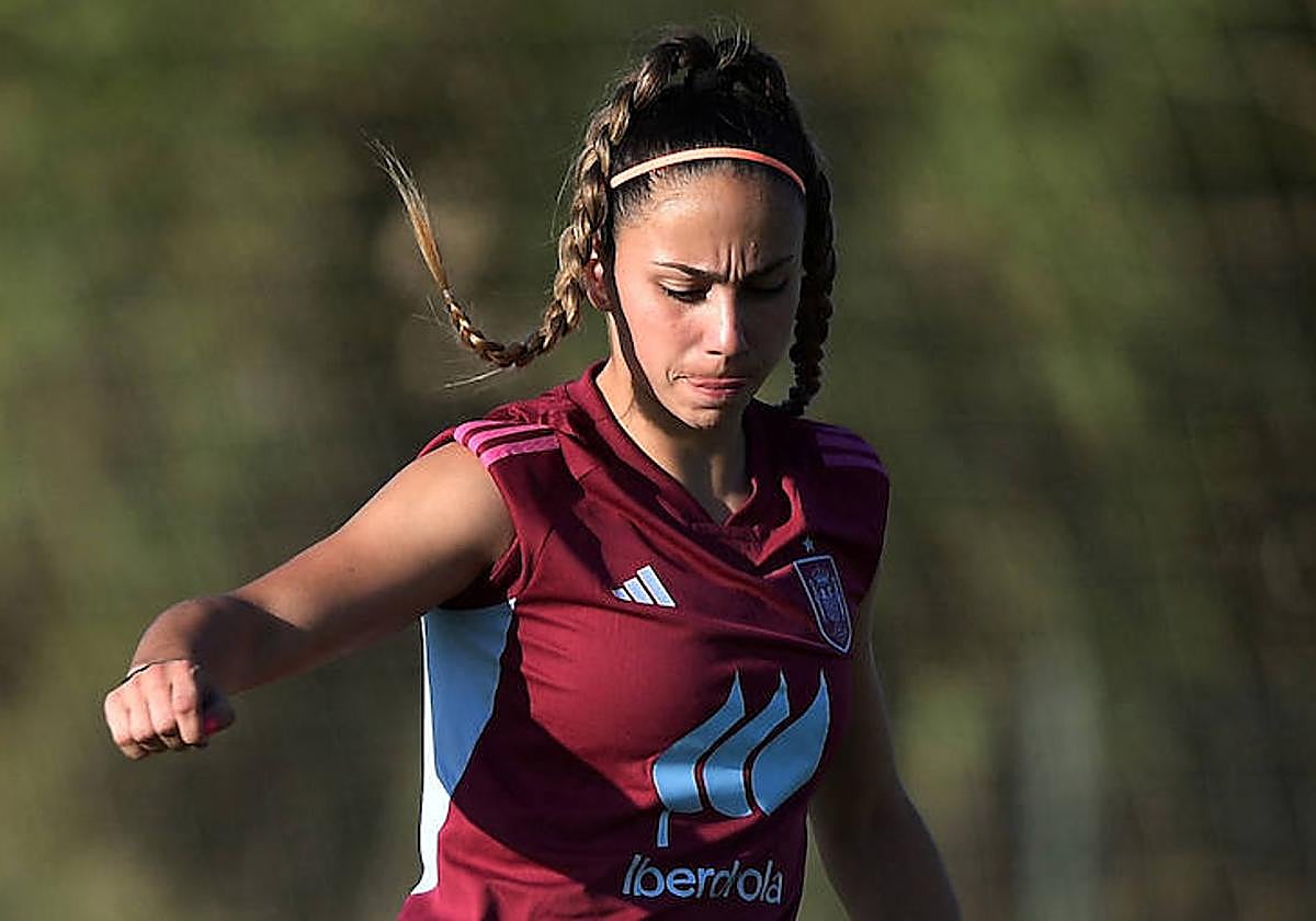 Athenea del Castillo, durante un entrenamiento de la Selección