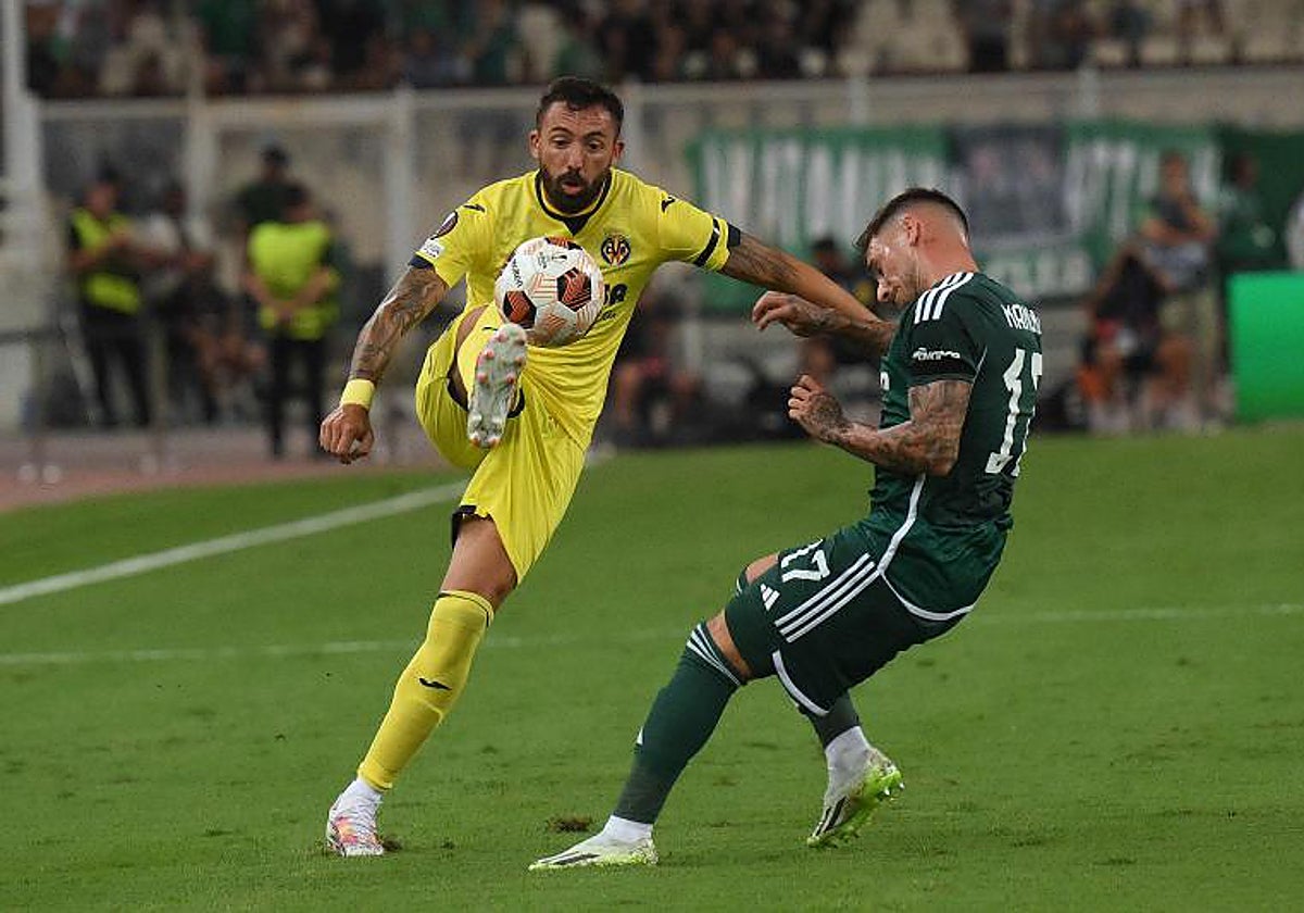 Morales trata de llevarse el balón ante Mancini, del Panathinaikos