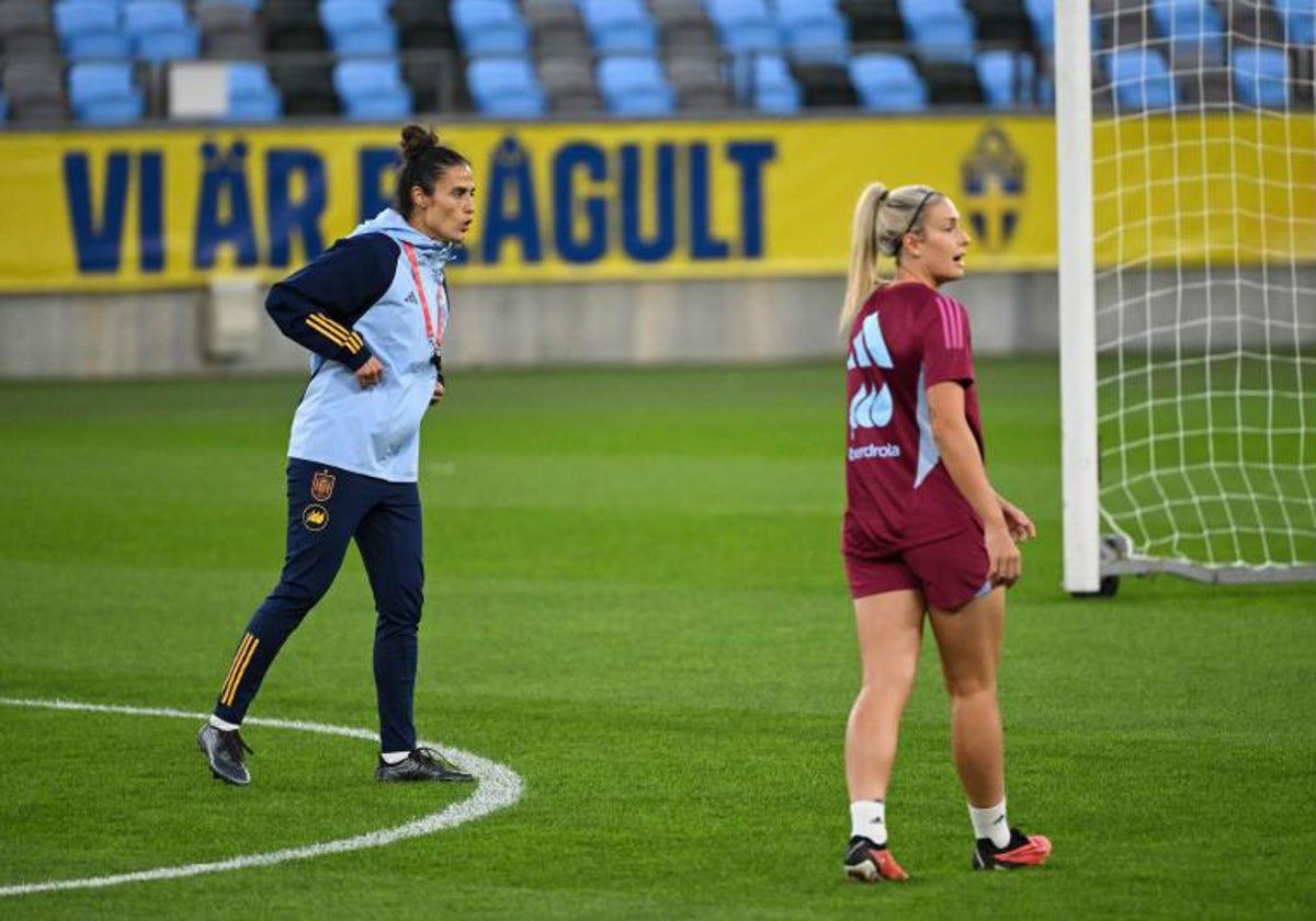 Montse Tomé observa a Alexia Putellas en el entrenamiento de la selección en Gotemburgo