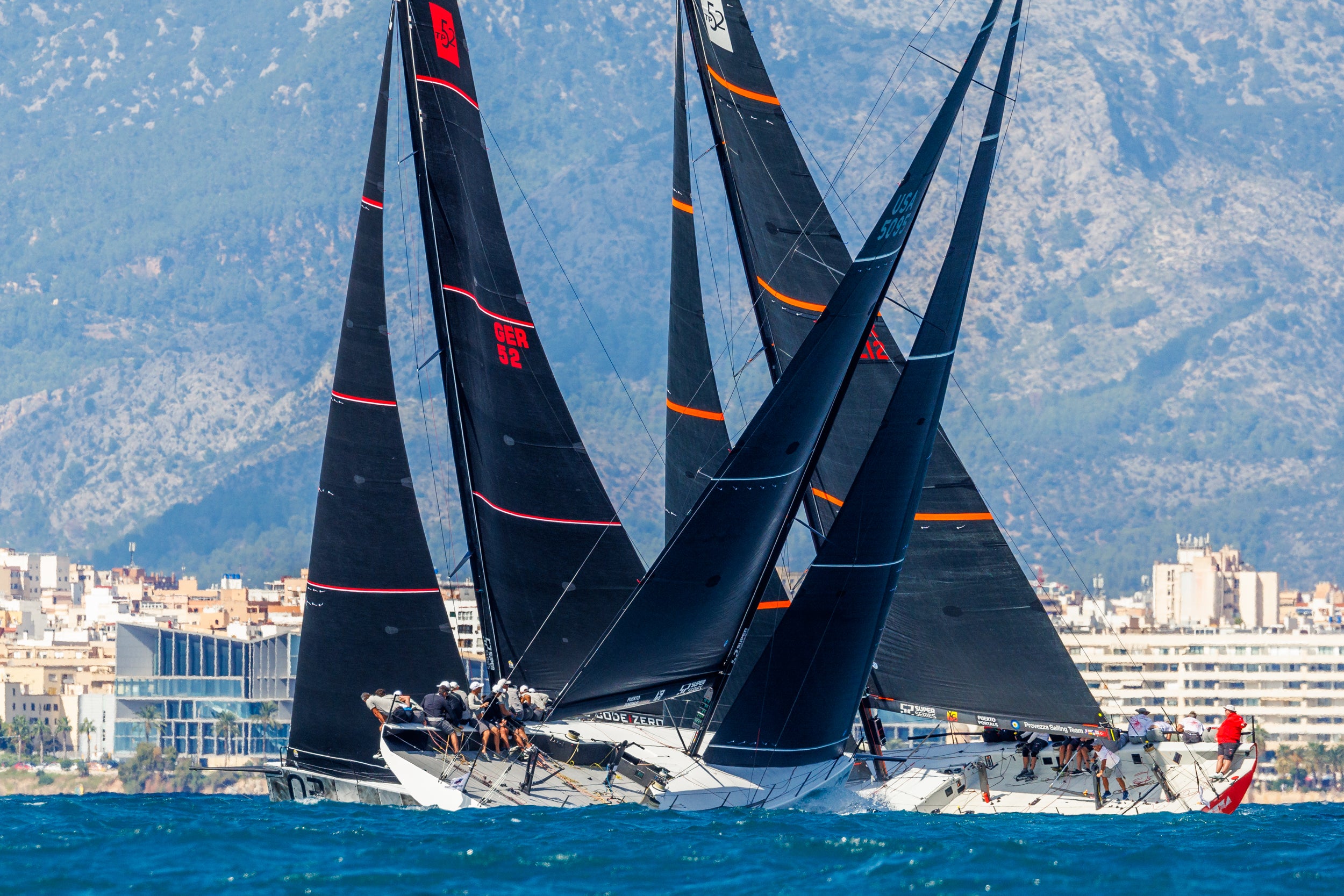 Espectaculares cruces se vivieron ayer en la bahía