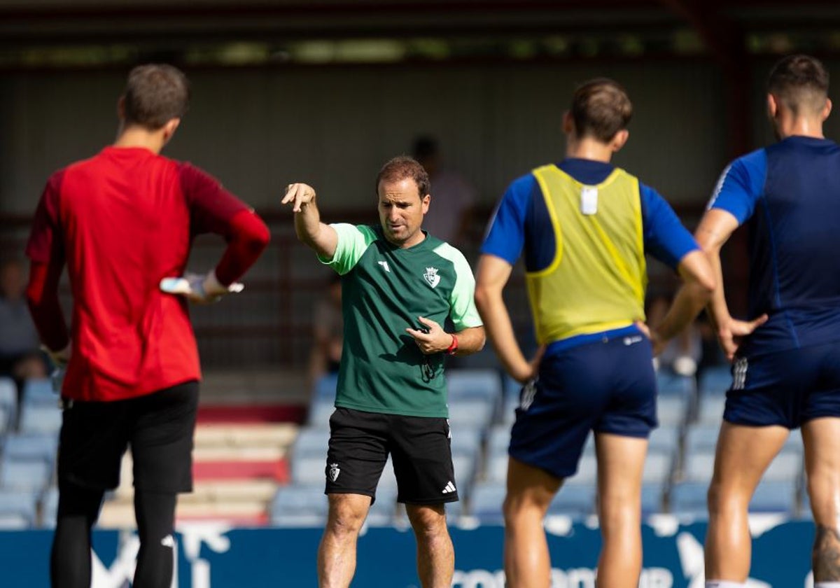 Arrasate se dirige a sus jugadores en una sesión reciente de entrenamiento