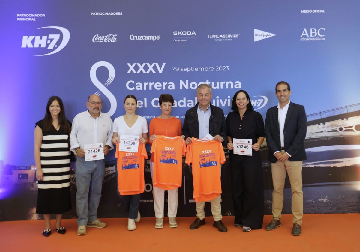José Luis Sanz y Minerva Salas, delegada de Deporte, con los patrocinadores de la prueba