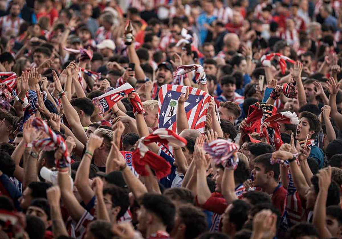 Aficionados del Atlético de Madrid, en la previa del derbi ante el Real Madrid