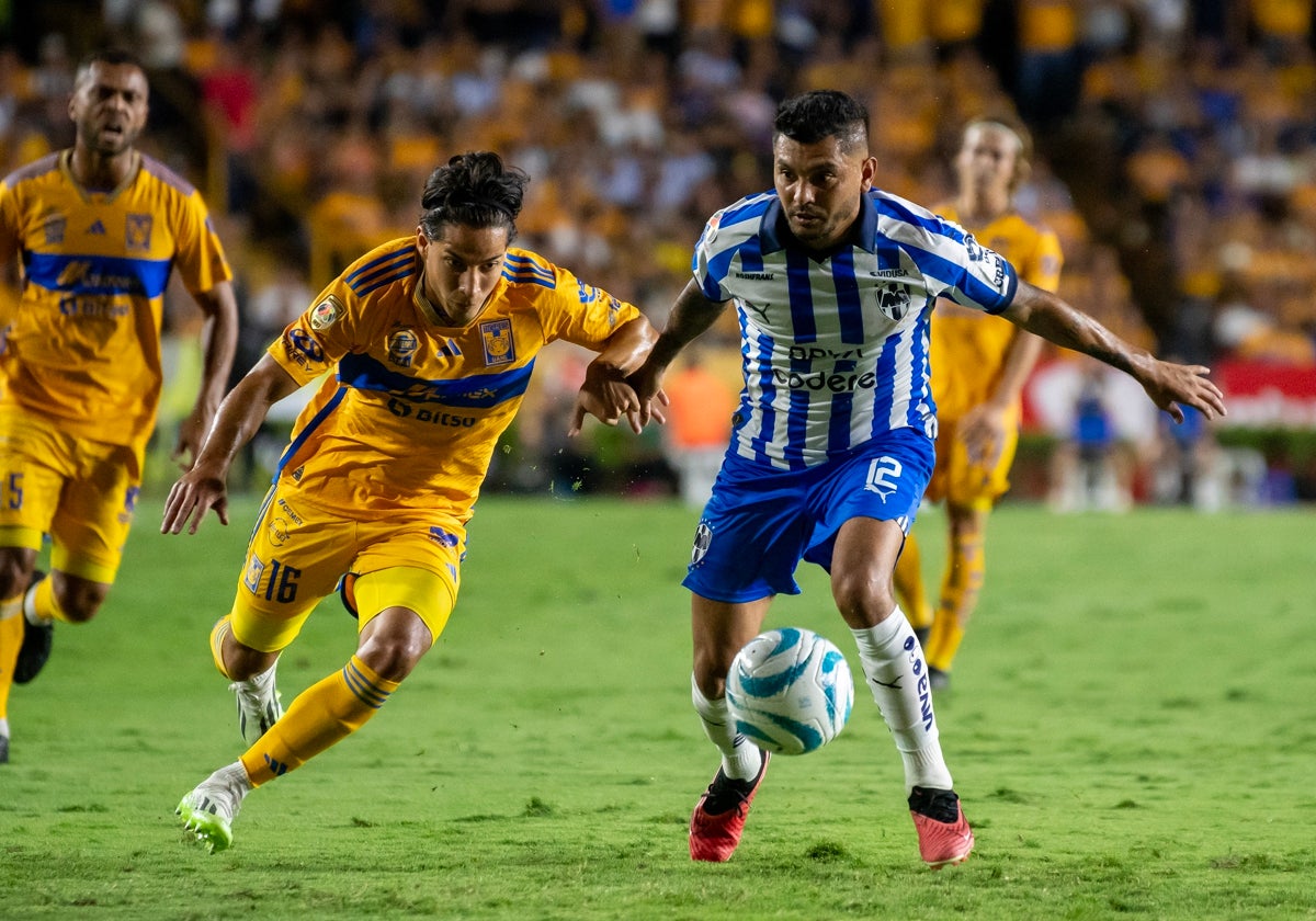 Diego Lainez (i), de Tigres, disputa el balón con el exsevillista Jesús Corona, de Monterrey