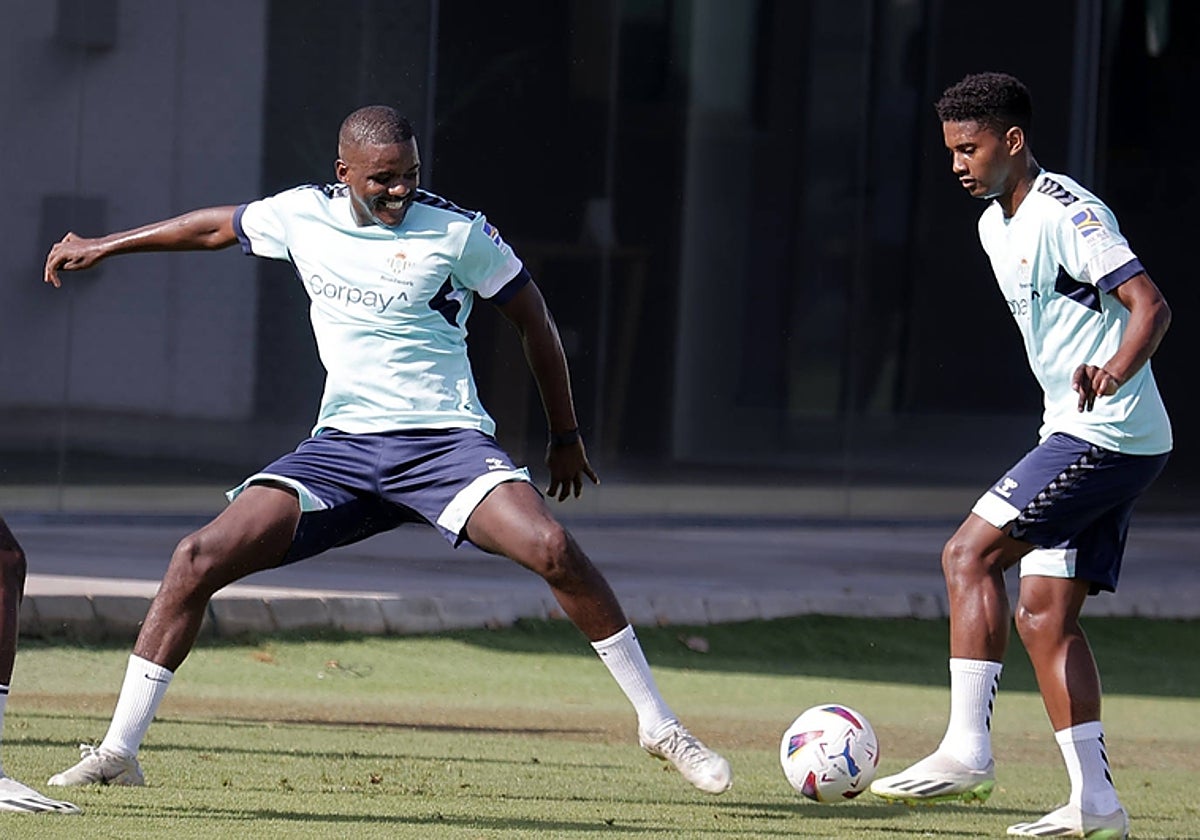 William Carvalho busca el balón ante Abner, durante un rondo en el entrenamiento del Real Betis