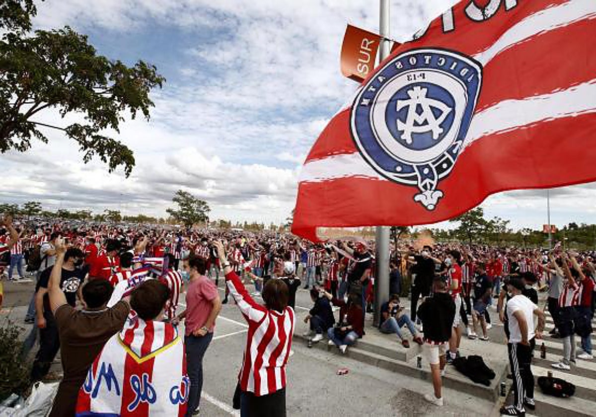 Aficionados del Atlético, en las afueras del Wanda
