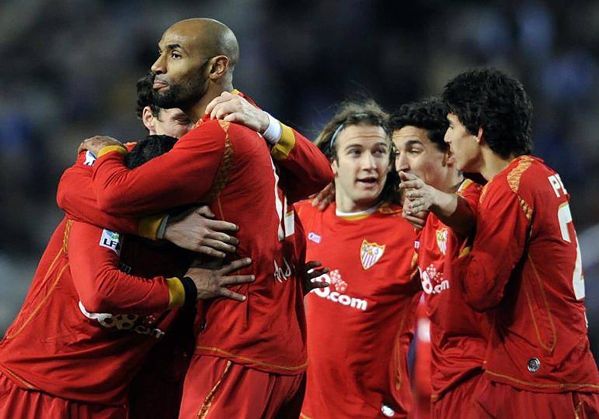 Kanouté celebra uno de sus goles en Montjuic celebrándolo con el resto del equipo