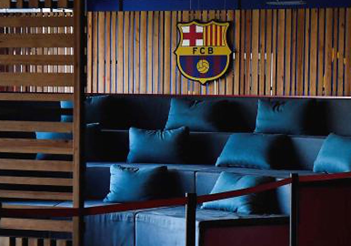 Imagen de la Masía, con el escudo del Barça al fondo