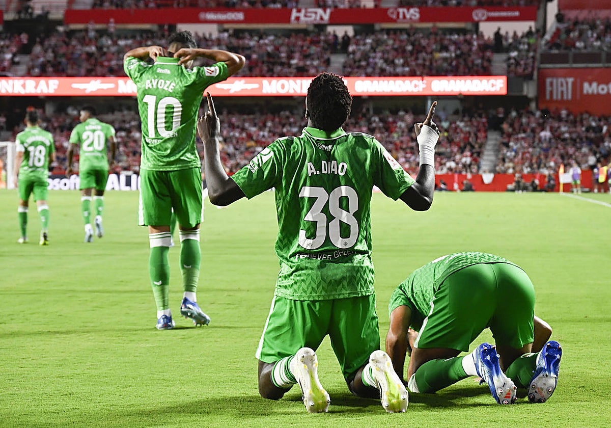 Assane celebra el tanto que suponía el 0-1 para el Betis en Granada