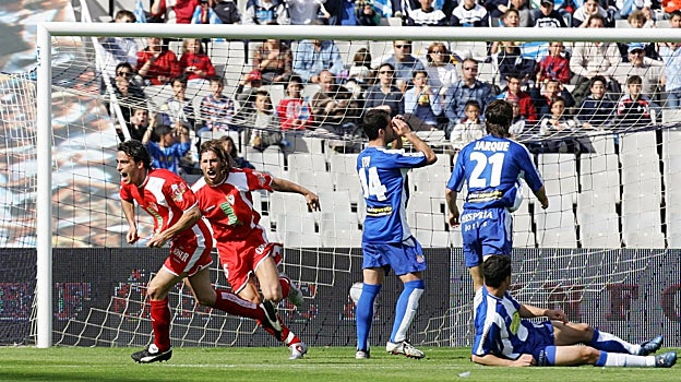 Jordi López y Sergio Ramos celebran un gol del Sevilla en Montjuic, ante el Espanyol, en la temporada 2004-05