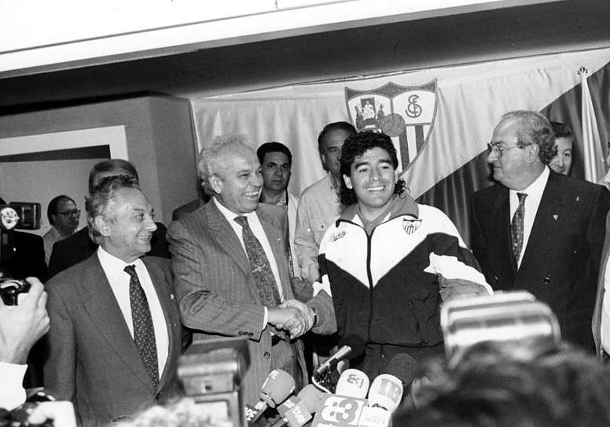 Luis Cuervas y Diego Armando Maradona, tras su fichaje por el Sevilla