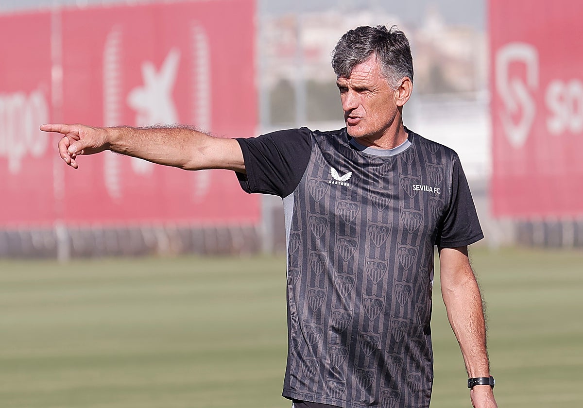 Mendilibar da instrucciones en un entrenamiento del Sevilla FC