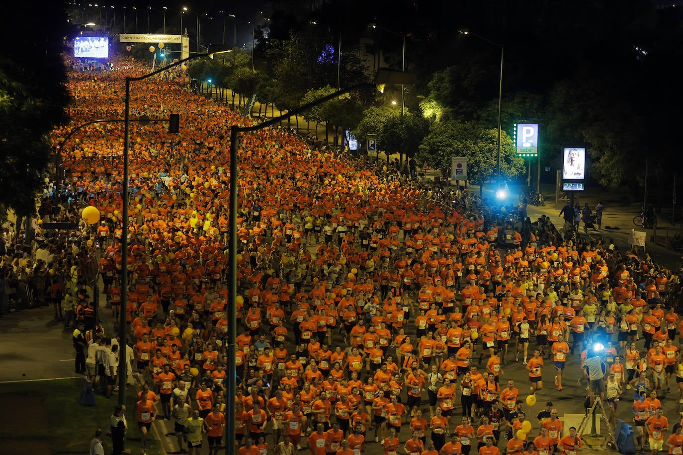 Momentos de la Carrera Nocturna de Sevilla 2023